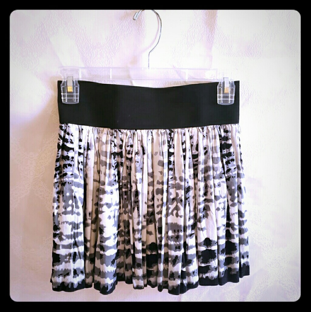 Black + White Tie Dye Flowy Skirt !